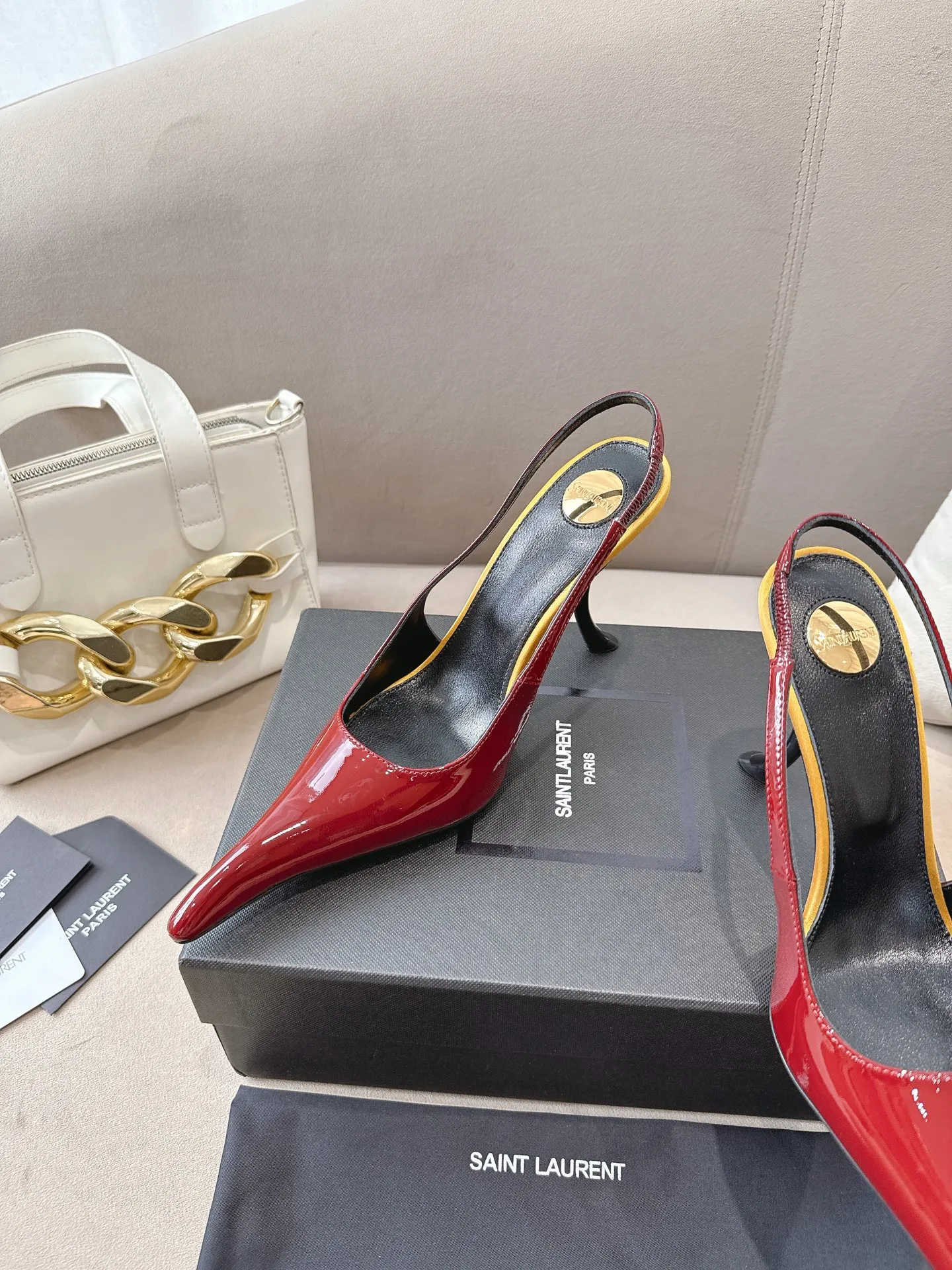👟👟Ex-factory price 620👟👟 Saint Laurent YSL 25ss/autumn and winter ready-to-wear series catwalk style high heels. The design of the toe and transparent heel, the final effect is quite good. The different colors are also very beautiful. Only YSL understands women's hearts best and does not accept rebuttal. It is a super invincible feminine artifact and a must-have for women (z-product full-body customization, own molded hardware accessories, perfect consistency) ✔Upper: imported cow patent leather ✔Lining: imported 🐑goat leather ✔Sole: imported genuine leather outsole ✔Heel height: 10.5cm ✔Number of yards: 36-39 (40, 41, 42 can be customized and non-returnable) (Full set of packaging)